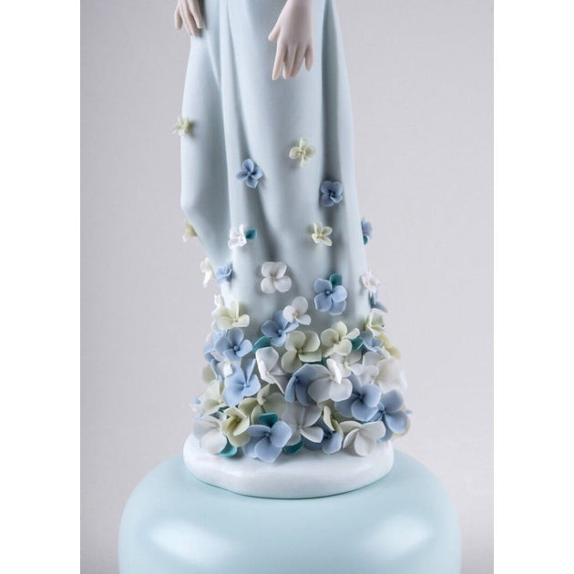 Lladro Porcelain Refined Elegance Figurine